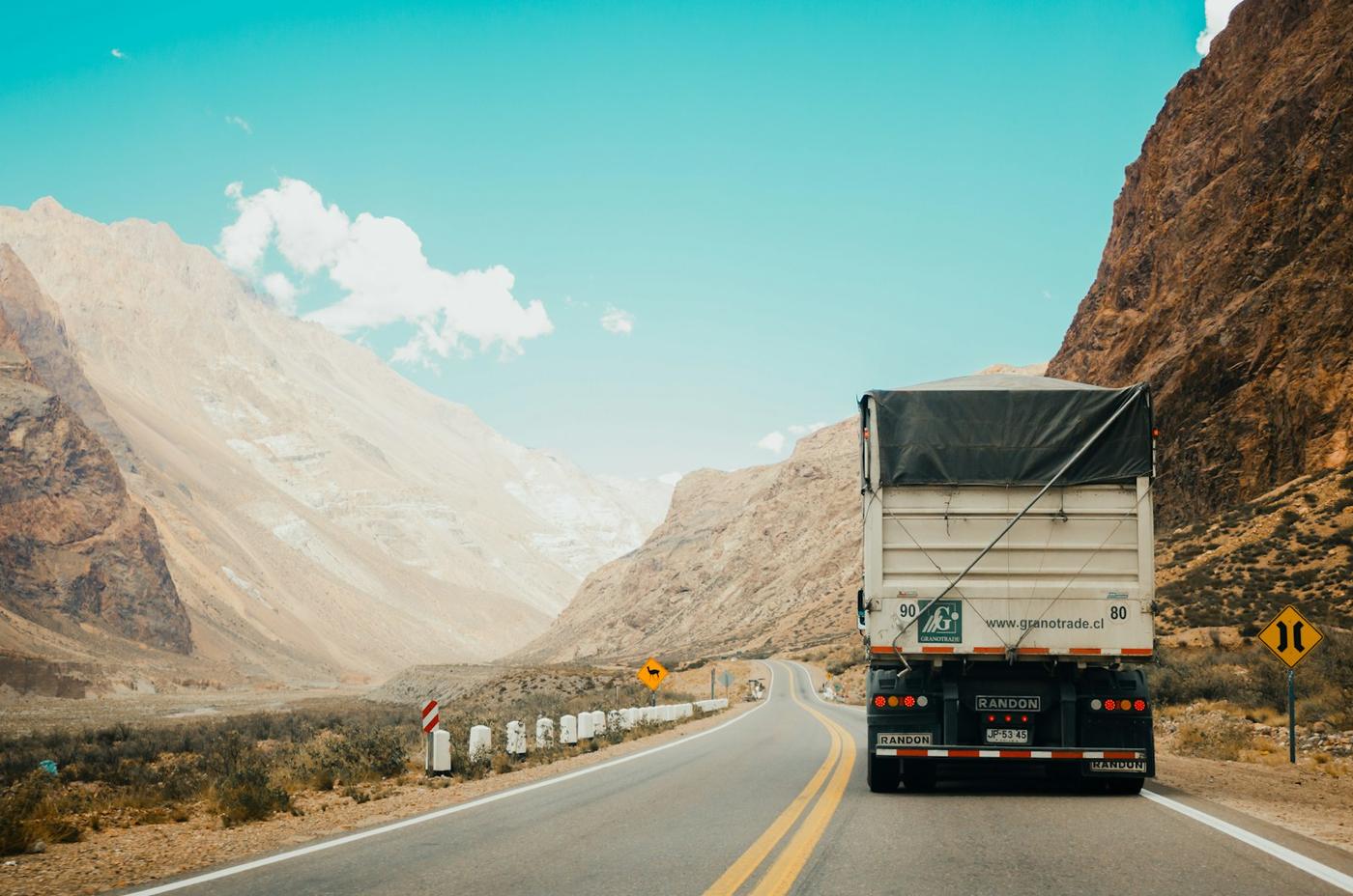 Camión de carga en carretera