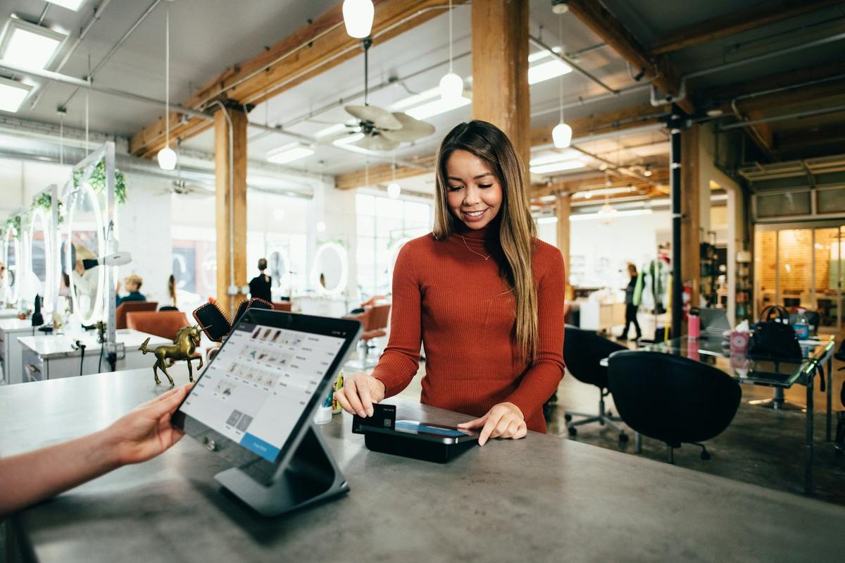Atención al cliente con tableta en el mostrador